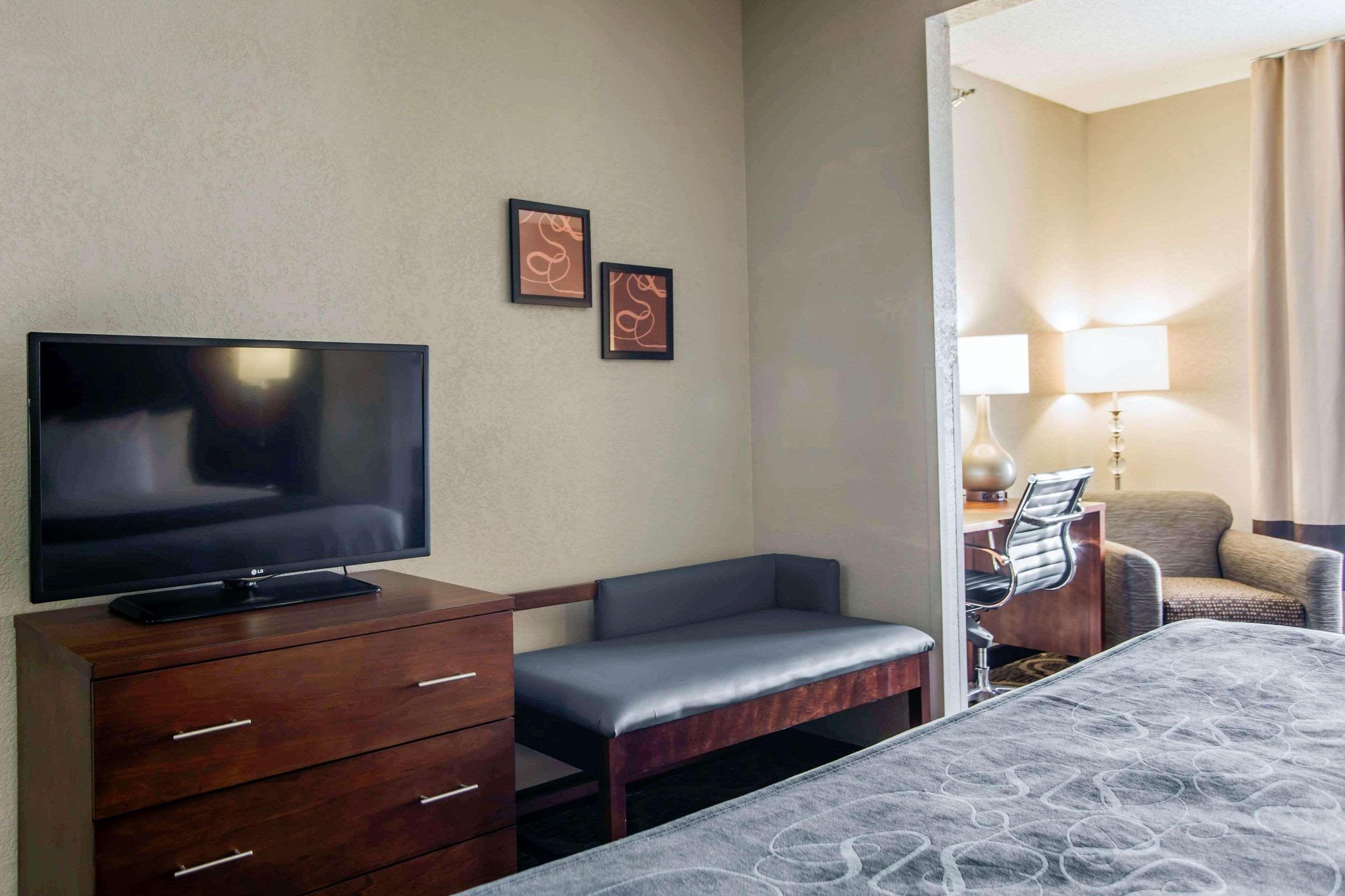 Comfort Suites Pineville - Ballantyne Area Exterior photo